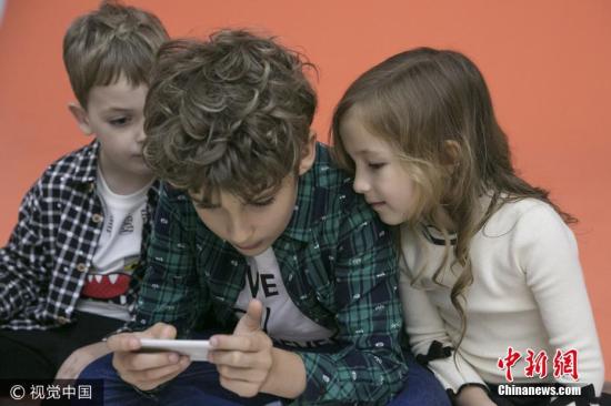 外報(bào)：一天滑手機(jī)80次 孩子網(wǎng)癮過高怎么辦？