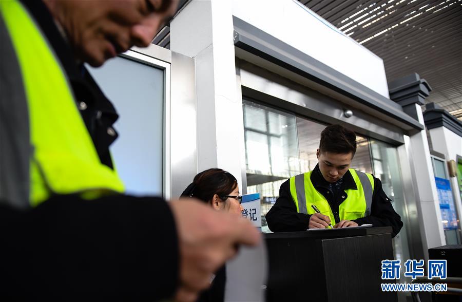 （關(guān)注春運·圖片故事）（3） 奔跑吧！高鐵送餐小哥