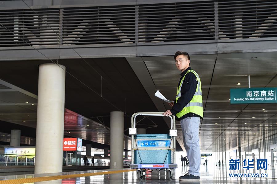 （關(guān)注春運(yùn)·圖片故事）（7） 奔跑吧！高鐵送餐小哥
