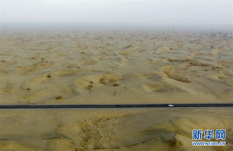 (壯闊東方潮奮進新時代——慶祝改革開放40年)(6)公路在“死亡之海”里延伸