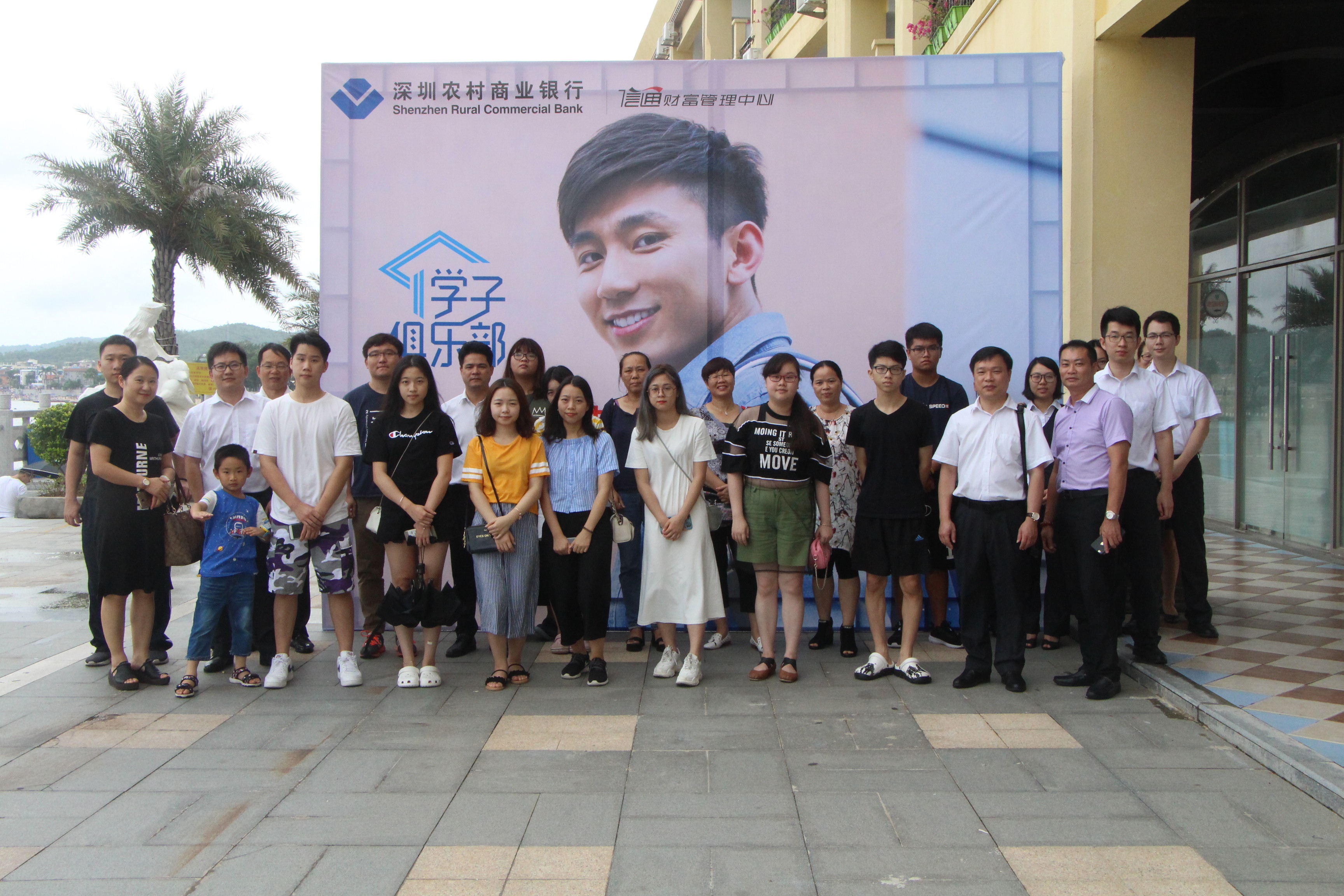 十年寒窗苦泛舟，終得梅花撲鼻來